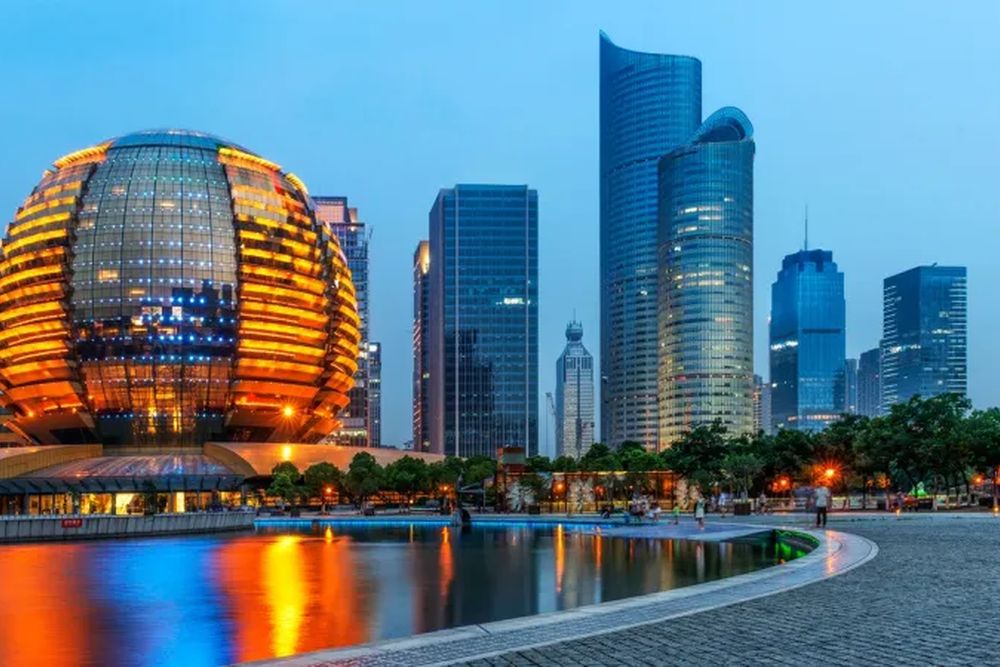 O distrito novo de Hangzhou ao anoitecer, à beira da água