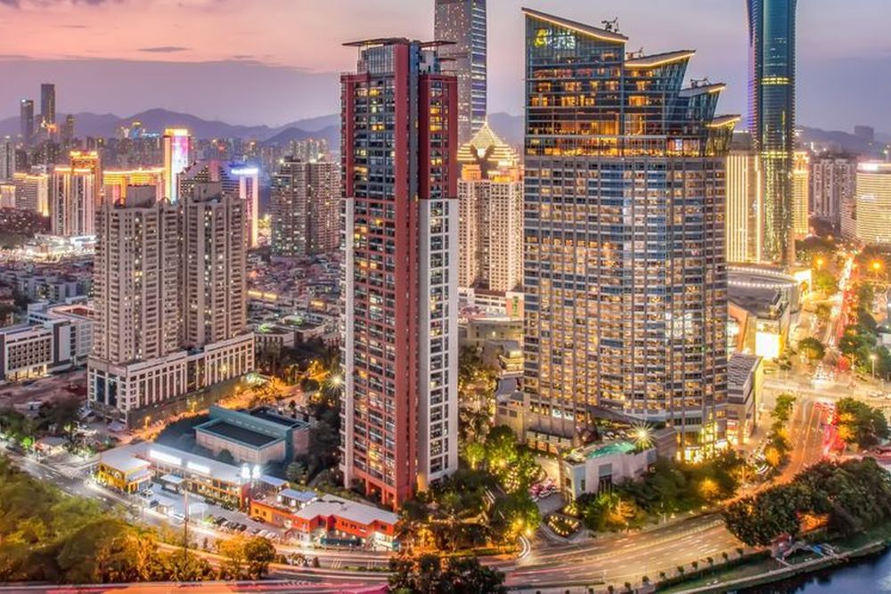 Torres do distrito de negócios de Shenzhen no fim da tarde