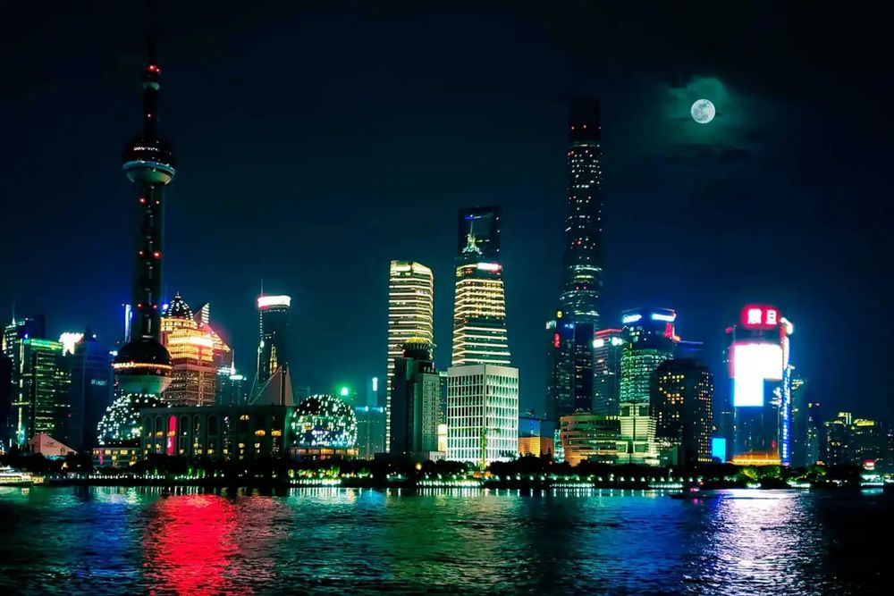 O distrito financeiro de Pudong, em Xangai, visto do rio à noite